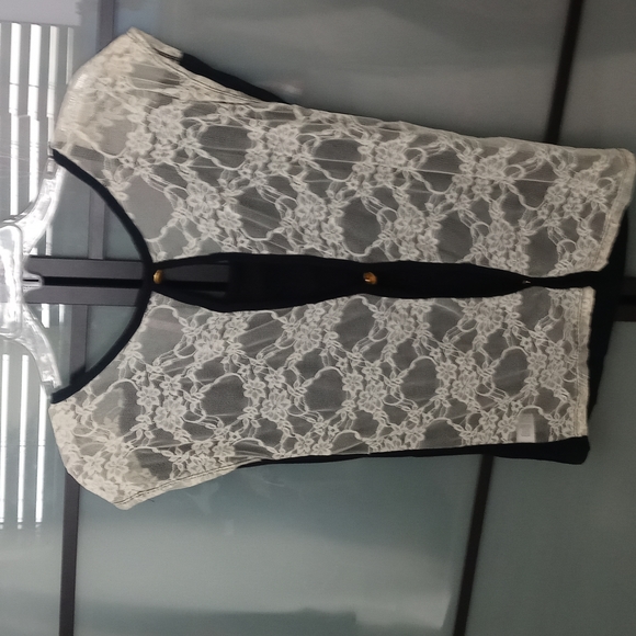 Cute top - Picture 2 of 4